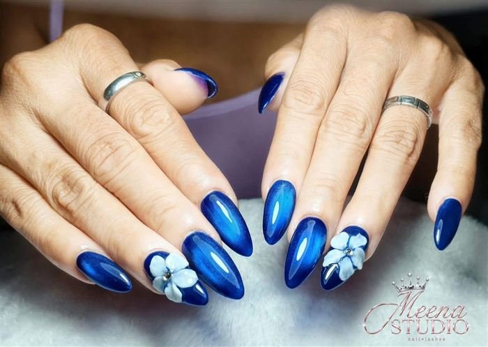 Royal blue cat-eye nails with 3D flowers
