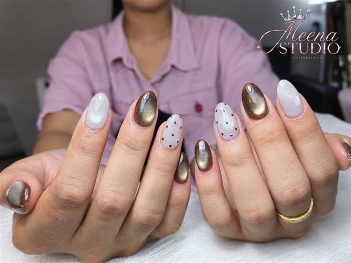 Mocha cat-eye and pearl grey nails with polka dots